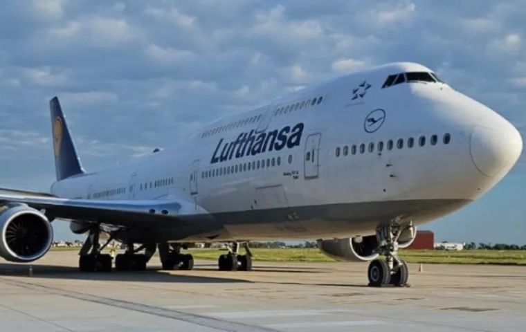 A Boeing 747 in Rosario is a rare occurrence