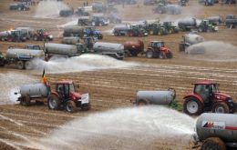 In Europe dairy farmers are also furious and dumped 3 million liters of fresh milk on pastures and roads (Photo AFP)