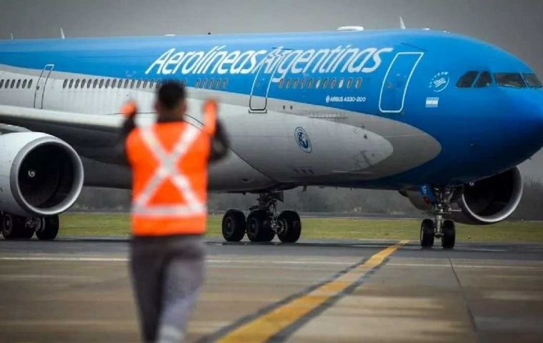 Aerolíneas Argentinas pilots and their families travel on business class for free, causing substantial losses to the company. These privileges need to end, Adorni argued