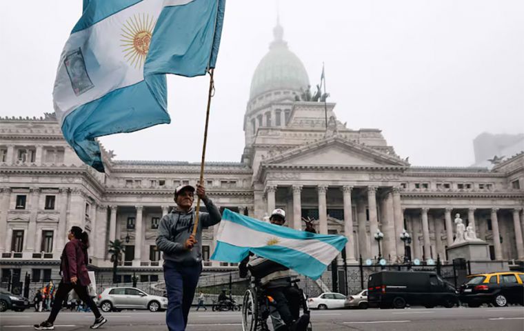 More and more Argentines keep falling daily into poverty or indigence