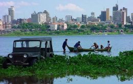 In the capital Asunción an estimated 150.000 people had to be evacuated