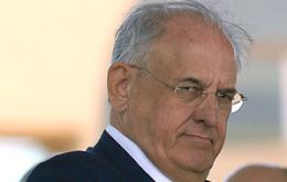 Defence minister Nelson Jobim and Armed Forces commanders threatened to resign over the “Truth Commission”.