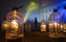 Simultaneously, an overnight vigil took place outside the premises, accompanied by the illumination of candles around the building. Photo: Sebastián Astorga