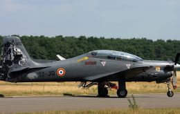 The Paraguayan Air Force already operates six AT-27 Tucano turboprops, the training aircraft that evolved into the Super Tucano