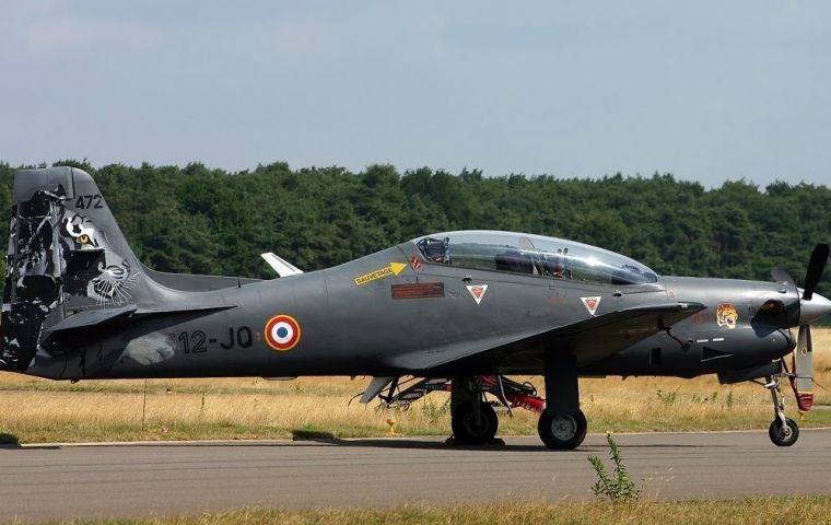 The Paraguayan Air Force already operates six AT-27 Tucano turboprops, the training aircraft that evolved into the Super Tucano