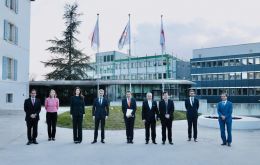 ICRC President Peter Maurer, the UK and Argentine representatives in Geneva and Ambassadors Braithwaite and Villegas at today's ceremony. (ICRC)