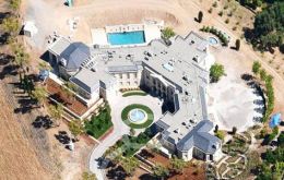 The mansion overlooks the bay of San Francisco (Photo taken by Google Earth)