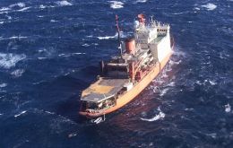 Strong gales and huge waves impede the start of the towing operation