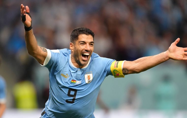 Suárez scored both the equalizer and the decisive penalty during the shootout