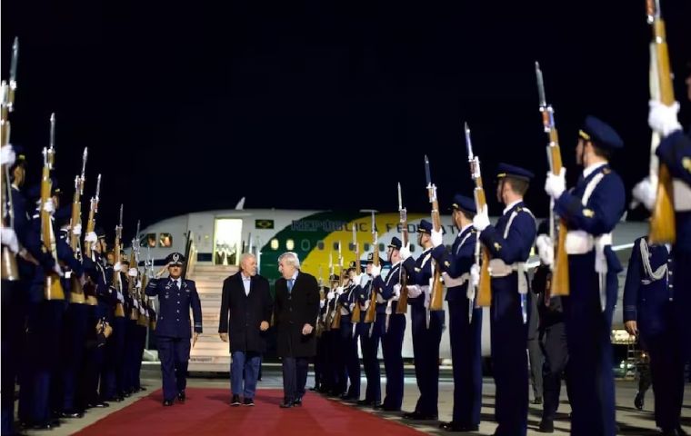 Lula was welcomed by Foreign Minister Alberto van Klaveren