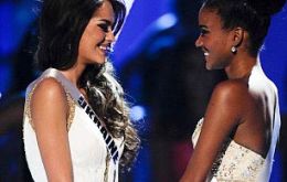 Miss Ukraine, Olesia Stefanko, and Miss Angola hold hands 