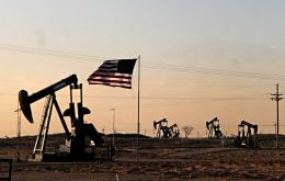 Experts forecast that U.S. crude oil output will hit an all-time high in June 2023, noting that total U.S. oil liquids output has already fully from the pandemic crash. 