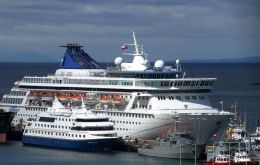  The Chilean port during a busy summer day 