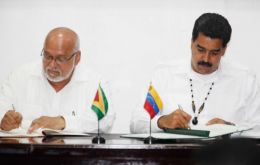 President Maduro and his Guyana peer Ramotar (L) during the official ceremony