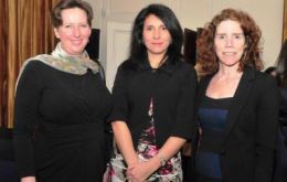 Ambassador Fiona Clouder, Chairman of Oxford Alumni Chile Isabel Palma Kucera and Professor Leigh Payne 